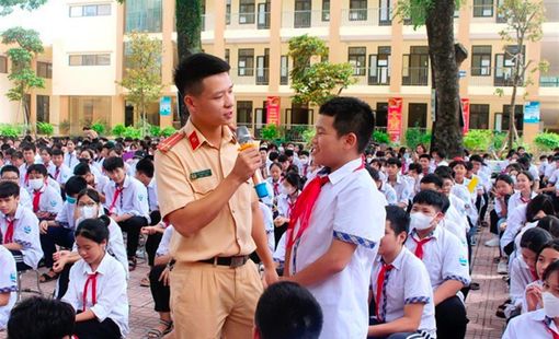 Thủ tướng Phạm Minh Chính chỉ thị tăng cường bảo đảm trật tự, an toàn giao thông cho học sinh