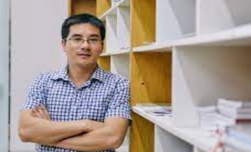 Nhà nghiên cứu Giáo Dục Nguyễn Quốc Vương chia sẻ với nhân viên thư viện trường học