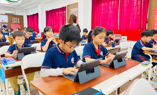 Chuyển đổi số trong giáo dục: Mô hình lớp học truyền thống đang bị thay thế nhanh chóng bởi các phương pháp dạy học hiện đại.