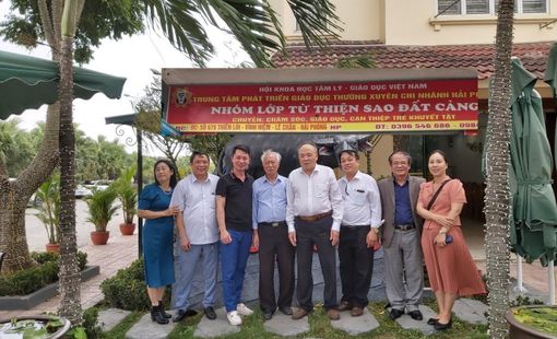 Nhĩm lớp từ thiện Sao Đất Cảng - lớp học của tình người