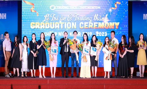 Lễ trưởng thành xúc động ở ngôi trường mang tên Newton