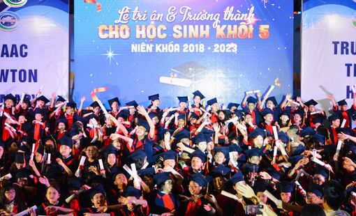 Vỡ òa cảm xúc tại lễ trưởng thành của học sinh Hà Nội