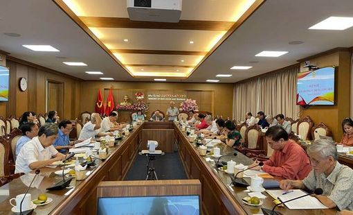 HỘI NGHỊ BAN THƯỜNG VỤ TRUNG ƯƠNG HỘI CGCVN LẦN THỨ 7 VÀ TẶNG BẰNG KHEN CHO TẠP CHÍ GIÁO CHỨC VIỆT NAM