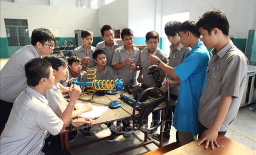 “NÚT THẮT - ĐIỂM NGHẼN - NAN ĐỀ” CỦA GIÁO DỤC NGHỀ NGHIỆP Ở NƯỚC TA HIỆN NAY VÀ GIẢI PHÁP KHẮC PHỤC