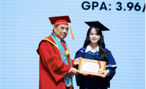 Nữ sinh cùng lúc nhận 2 bằng cử nhân xuất sắc
