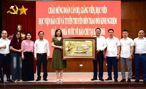 Đoàn cán bộ, giảng viên, học viên Học viện Báo chí và Tuyên truyền trao đổi kinh nghiệm thực tế tại Bắc Ninh