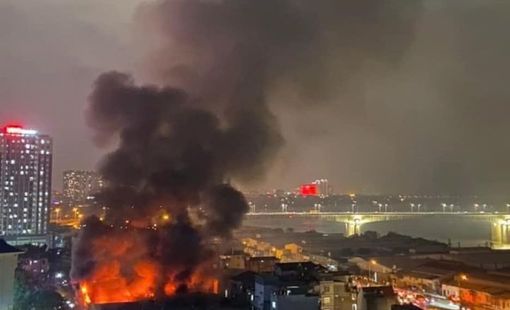 Cháy lớn xuyên đêm gần Trường ĐH Kinh doanh và Công nghệ Hà Nội khiến hàng nghìn sinh viên chuyển học online