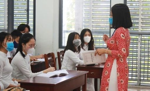 Bộ Nội vụ trả lời thắc mắc về việc chuyển ngạch giáo viên ảnh hưởng đến tổng số tiền lương hiện hưởng.