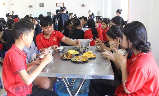 Phú Thọ: Tăng lương cơ sở, bữa ăn của học sinh nội trú được nâng cao