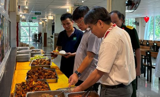 Bộ GD&ĐT đã vào cuộc sau vụ việc tân sinh viên trường ĐHBK Hà Nội tố phải ăn cơm canh thừa