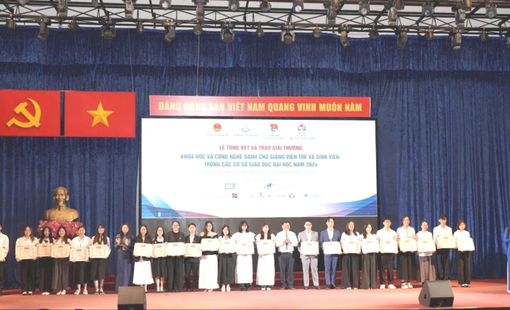 Khen thưởng các giảng viên trẻ và sinh viên đạt Giải thưởng khoa học công nghệ năm 2024