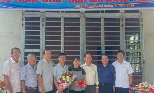 Tây Ninh: Trao nhà mái ấm cho vợ chồng giáo viên ở Tân Biên