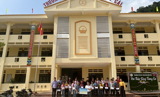 Trao sách, trao yêu thương: Hành trình đến trường của những ước mơ