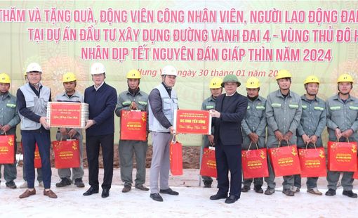 Tặng quà công nhân đang làm nhiệm vụ trên công trường xây dựng đường Vành đai 4