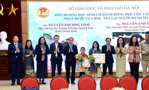 Hà Nội: Tuyên dương hai học sinh nhiều lần trả lại của rơi