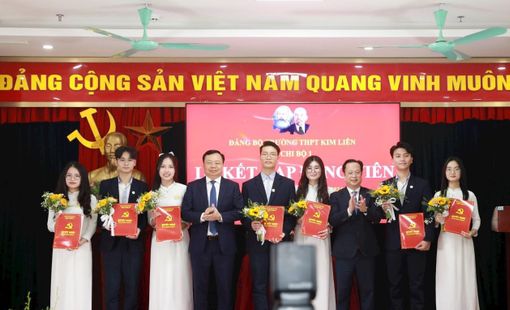 Trường THPT Kim Liên: 7 học sinh ưu tú vinh dự được kết nạp Đảng