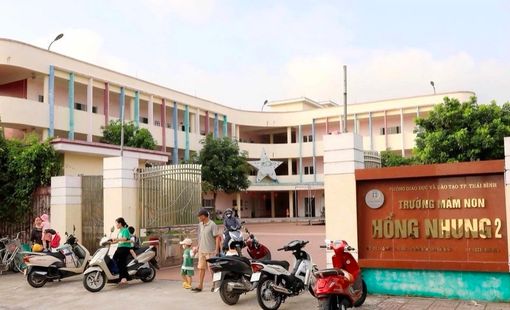 Hiệu trưởng chỉ cách để không bỏ quên học sinh trên xe đưa đón