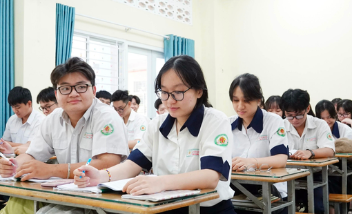 Bộ trưởng Nguyễn Kim Sơn chúc thí sinh thể hiện mình một cách tốt nhất