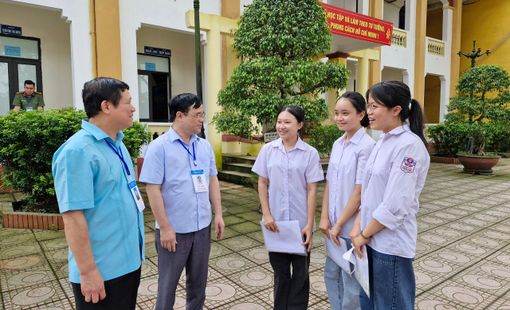 Phú Thọ: Đồng chí Nguyễn Văn Mạnh - Giám đốc sở GD&ĐT kiểm tra thi tốt nghiệp THPT năm 2024