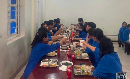 Phú Thọ: Bữa cơm ấm lòng sĩ tử ở Trường THPT Thanh Thủy