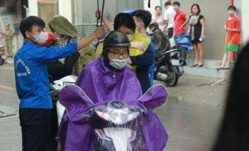 Trời mưa to kèm sấm chớp, gần 5.400 thí sinh tranh suất vào Trường THPT chuyên Đại học Sư phạm Hà Nội