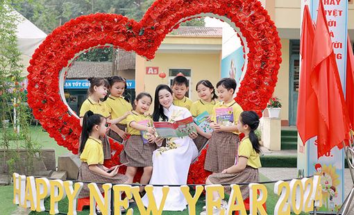 Phú Thọ: Cô giáo Trần Thị Ánh Nguyệt - Hiệu trưởng Trường Tiểu học Đinh Tiên Hoàng được phong tặng danh hiệu Nhà giáo Ưu tú
