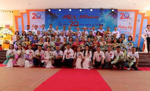 Cựu học sinh Trường THPT Quảng Xương II về thăm trường nhân kỷ niệm 20 năm ra trường