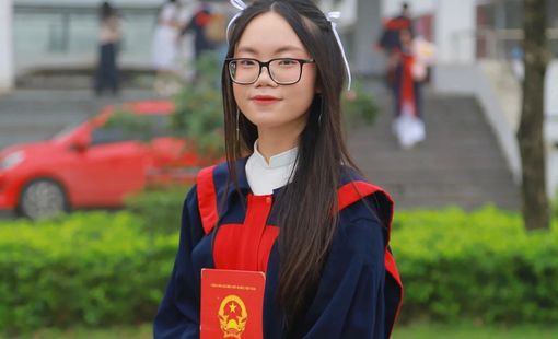 Nữ thủ khoa toàn quốc với 3 điểm 10 và bài văn dài 12 trang
