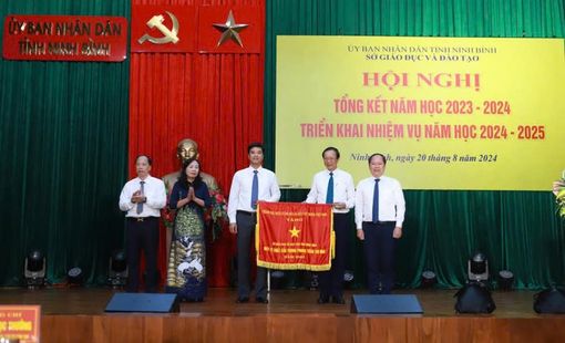 Sở GD&ĐT Ninh Bình nhận Cờ thi đua của Chính phủ