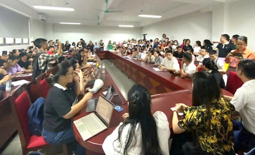 Trường Tiểu học Tây Mỗ 3: Hàng trăm phụ huynh xếp hàng đến tối
