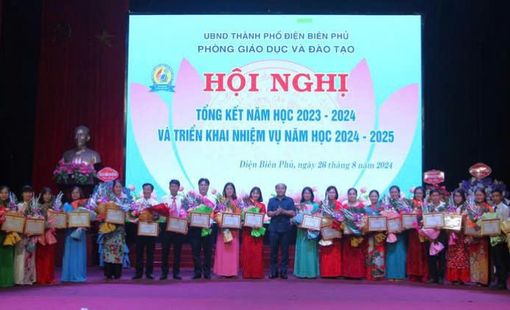 Khen thưởng gần 800 thầy cô và học sinh tại thành phố Điện Biên Phủ