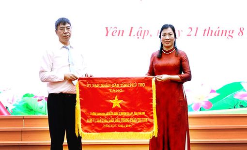 Phú Thọ: Trường THCS Thị trấn II, huyện Yên Lập đón nhận Cờ thi đua của UBND tỉnh