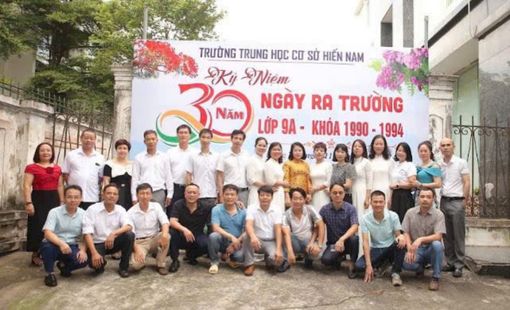 Cựu học sinh lớp 9A Trường THCS Hiến Nam thăm ngôi trường yêu dấu sau 30 năm ra trường