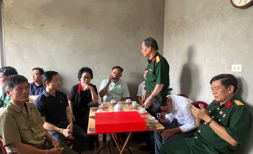 Hội hỗ trợ gia đình liệt sỹ Việt Nam và tỉnh Ninh Bình đến thăm hỏi, động viên chia sẻ gia đình chiến sĩ Đại úy Nguyễn Đình Khiêm