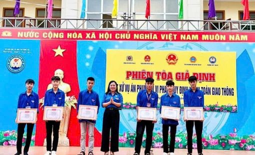 Tuyên dương nhóm học sinh cấp 3 dũng cảm đội mưa cứu người trong lũ