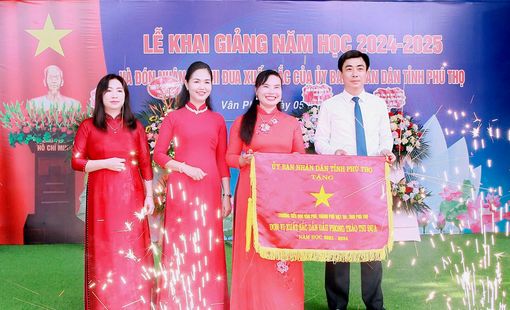Phú Thọ: Chủ tịch thành phố Việt Trì dự khai giảng năm học mới và trao Cờ thi đua của UBND tỉnh cho Trường tiểu học Vân Phú