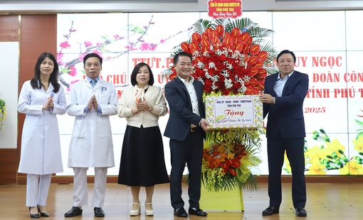 Phó Chủ tịch UBND tỉnh Phú Thọ Nguyễn Huy Ngọc thăm, chúc Tết cán bộ, viên chức, người lao động và tặng quà bệnh nhân nặng đang điều trị tại Bệnh viện Đa khoa tỉnh