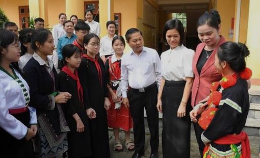 Đoàn công tác của Bộ GD&ĐT làm việc tại Tuyên Quang về công tác khắc phục hậu quả bão số 10 và 11
