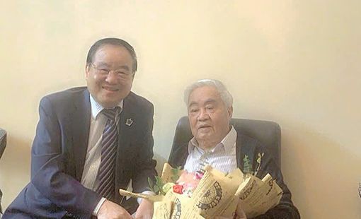 Chủ tịch Hội Cựu giáo chức Việt Nam thăm và chúc mừng GS.VS.NGND Phạm Minh Hạc nhân Ngày Nhà giáo Việt Nam 20/11