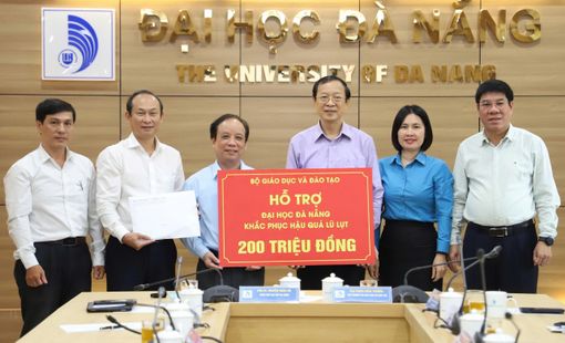 THỨ TRƯỞNG PHẠM NGỌC THƯỞNG THĂM, ĐỘNG VIÊN NGÀNH GIÁO DỤC HUẾ VÀ ĐÀ NẴNG SAU MƯA LŨ