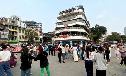 Đổ xô check-in tòa nhà Hàm Cá Mập trước ngày tháo dỡ 