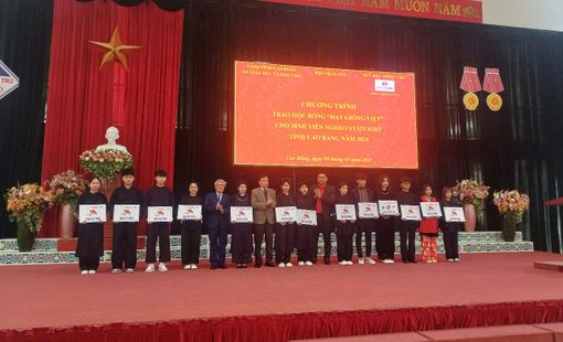 Cao Bằng: Trao học bổng cho sinh viên nghèo vượt khó