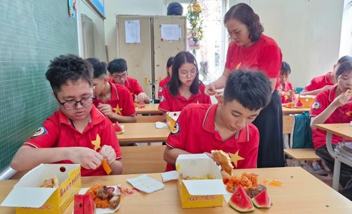 Phú Thọ: Bữa cơm đặc biệt tại Trung tâm Bảo trợ trẻ em mồ côi tàn tật Việt Trì