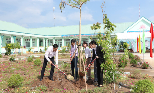 LỄ PHÁT ĐỘNG TRỒNG CÂY XANH NHÂN KỶ NIỆM 135 NĂM NGÀY SINH BÁC HỒ, TẠI TRƯỜNG MẦM NON BÌNH THẠNH B HUYỆN CAO LÃNH TỈNH ĐỒNG THÁP