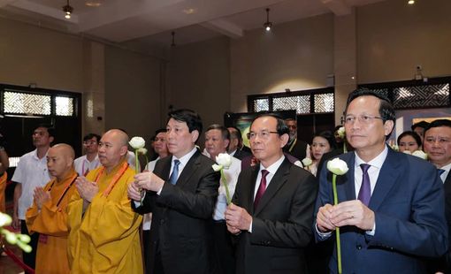 Chủ tịch nước Lương Cường cùng các lãnh đạo chiêm bái xá lợi Đức Phật – Quốc bảo Ấn Độ