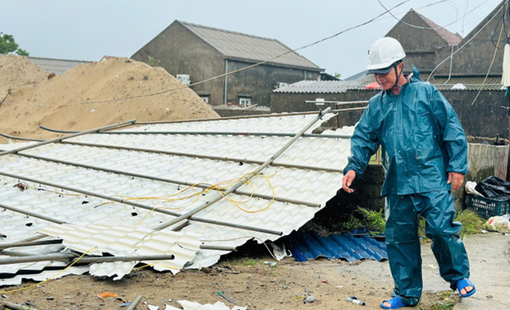 Bão Kajiki càn quét miền Trung: Ba người mất, hàng nghìn ngôi nhà tốc mái, hơn 1,6 triệu hộ mất điện