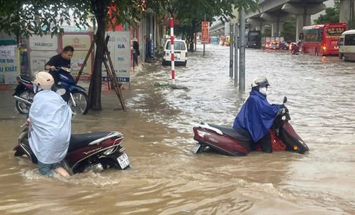 Hà Nội: Mưa lớn gây ngập, nhiều trường cho học sinh nghỉ hoặc học trực tuyến
