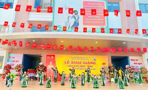 Hà Nội: Trường THCS Mai Dịch, Trường Tiểu học Đại Mỗ 3 và Trường THPT Trung Văn niềm vui của các em học sinh khi được tới trường đón năm học mới