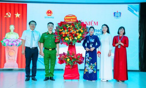 Trường THPT Trung Văn: Vững bước trên hành trình “Kỷ cương, Sáng tạo, Đột phá, Phát triển”