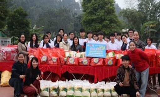 Trường THPT Lào Cai trao quà Tết Bính Ngọ 2026 trị giá 130 triệu đồng cho nhân dân, học sinh còn khó khăn tại xã Bản Phiệt và Hợp Thành tỉnh Lào Cai